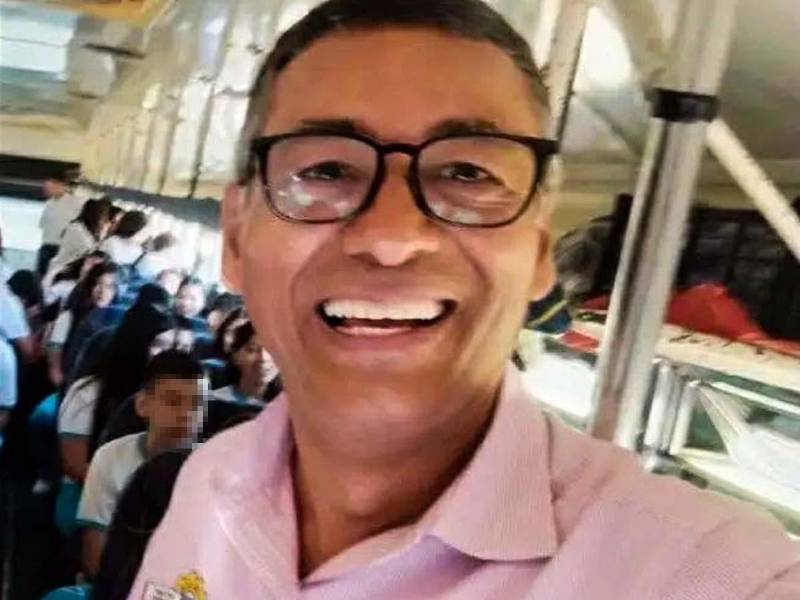 Foto en vida del profesor Víctor Fiallos Paz.