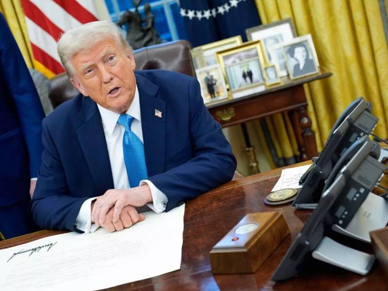 Trump tiene un botón rojo en su escritorio en la oficina oval para ordenar Coca-Cola.