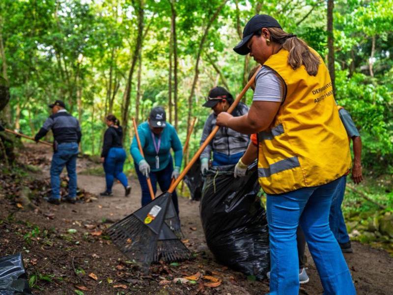 Personal municipal continúa limpiando los balnearios y piden a los turistas tratar de mantener higiénicos los lugares .
