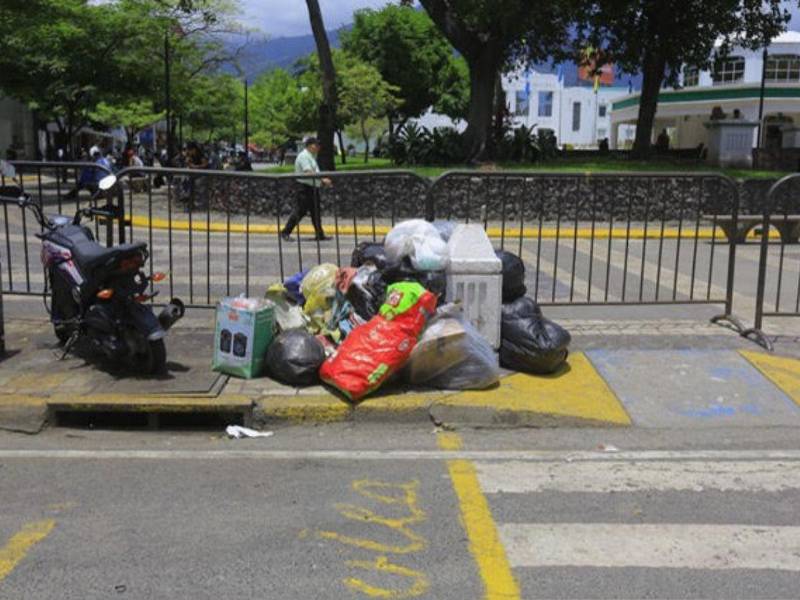 Frente al parque central de San Pedro Sula también han dejado promontorios de basura.