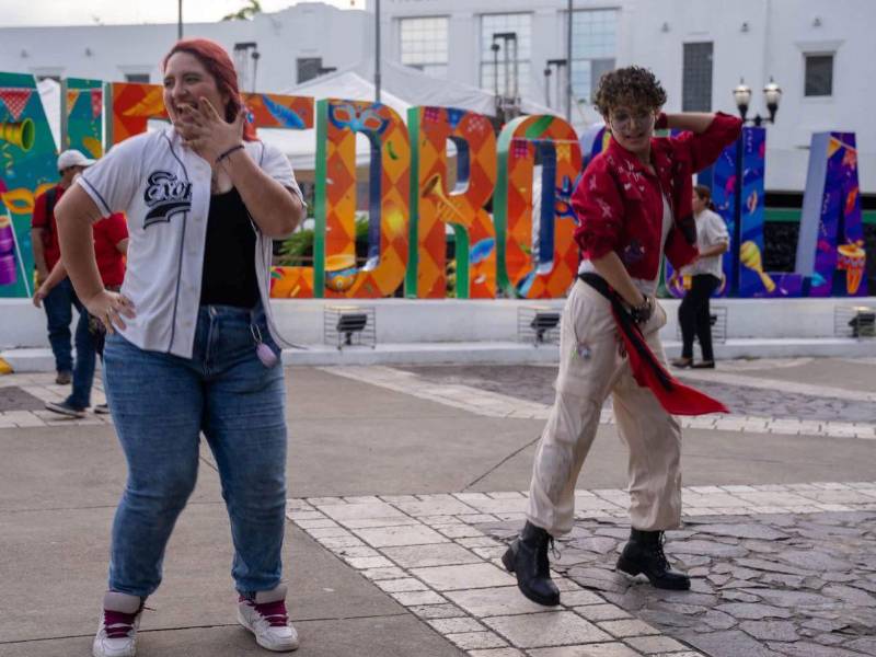 Los jóvenes disfrutaron y escucharon atentamente mensajes de las autoridades y emprendedores.