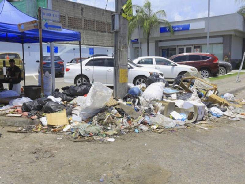 El problema de la basura persiste en varios puntos de la ciudad y los pobladores denuncian las fallas en la recolección.