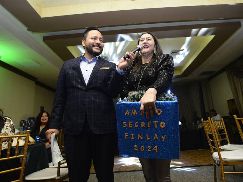 El intercambio de regalos del “Amigo Secreto” tuvo momentos muy emotivos y de alegría entre los colaboradores.