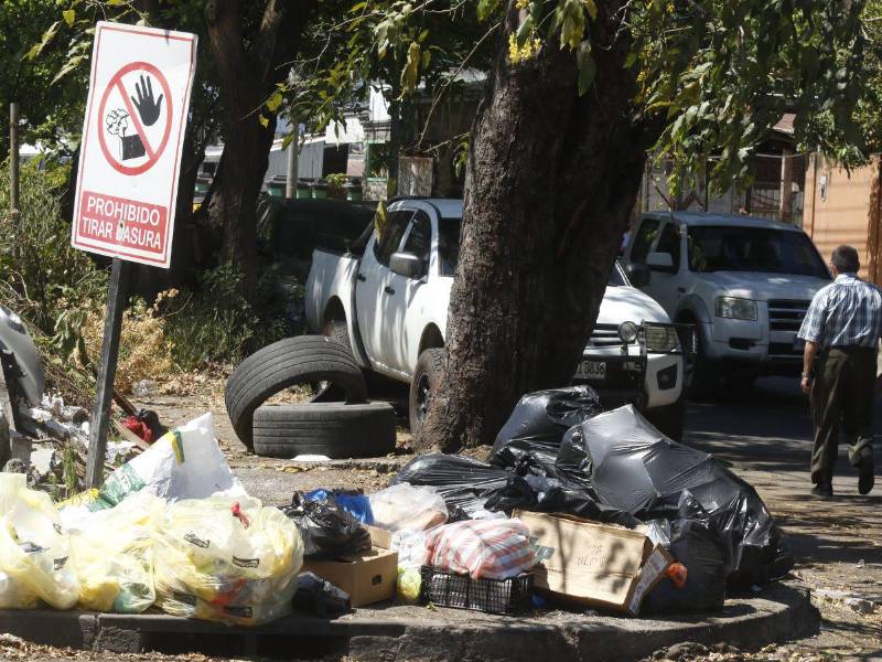 En el barrio Guamilito los promontorios de basura se observan en cada esquina y hasta en sitios donde están las advertencias de no tirar los desechos.