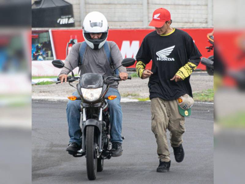 Decenas de participantes adquirieron por primera vez habilidades para conducir una motocicleta gracias al acompañamiento personalizado de los instructores.