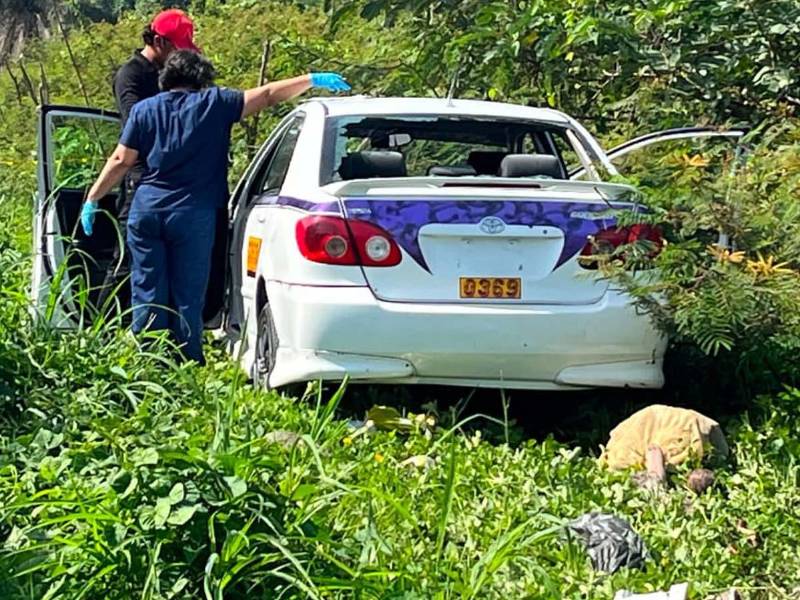 El taxi que conducía José Carrasco quedó en la escena del crimen, donde agentes policiales iniciaron las primeras investigaciones para esclarecer el asesinato.