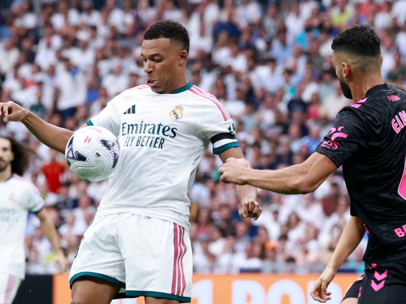 Mbappé anotó el 3-0 en apenas 30 minutos del primer tiempo donde el club blanco ha sido una máquina. Foto EFE.