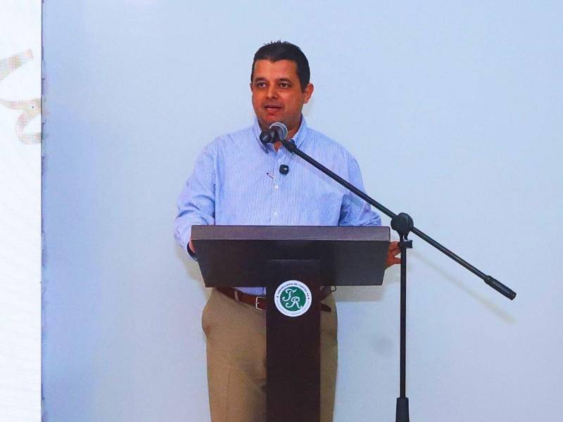 Licenciado Luis Muñoz, presidente de Inmobiliaria de Cortés, durante los actos protocolarios de la reinauguración.