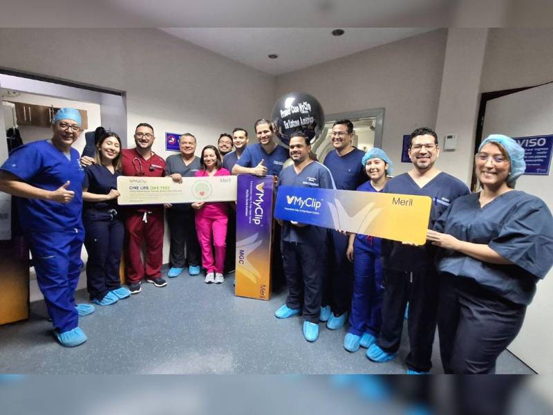 Equipo multidisciplinario de médicos y enfermeros lidera innovador procedimiento cardíaco de alta complejidad.