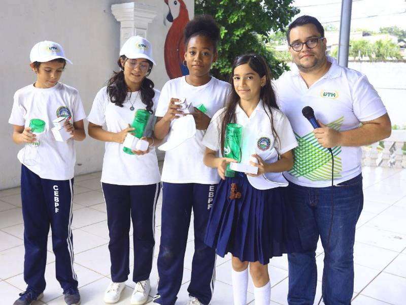 La Universidad Tecnológica de Honduras (UTH) acompañó la jornada, llevando premios para incentivar la participación de los alumnos.