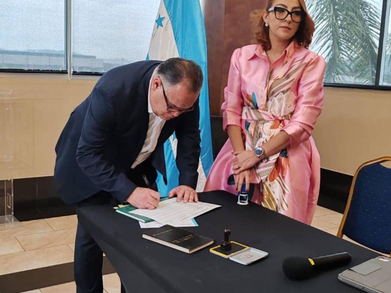 Todos los regidores recibieron la credencial durante el evento celebrado en el salón consistorial a excepción de Calidonio y Tania Zúñiga-