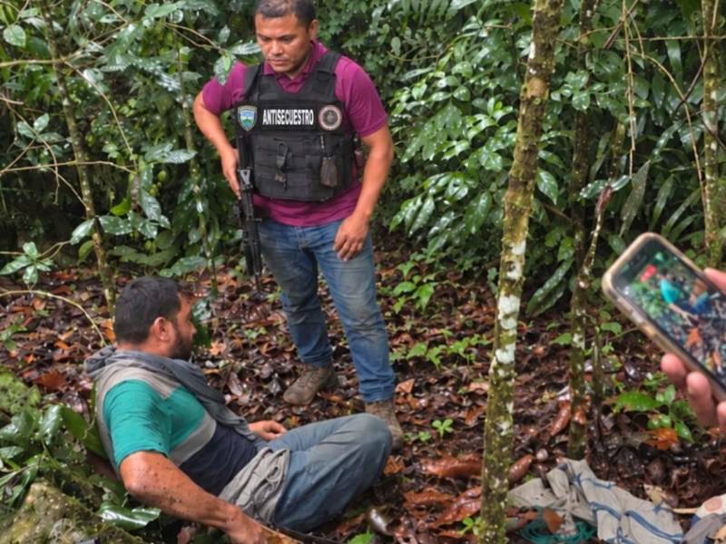 Un comerciante de 50 años fue rescatado con vida este sábado 19 de septiembre por agentes de la Unidad Nacional Antisecuestros (UNAS) de la Dirección Policial de Investigaciones (DPI), durante una operación ejecutada en una zona montañosa de la aldea Debajiados, en Santa Rita, Copán.