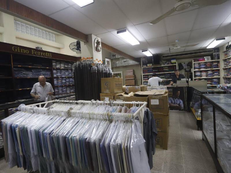 Almacén El Rey ofrece camisas y pantalones de marcas.