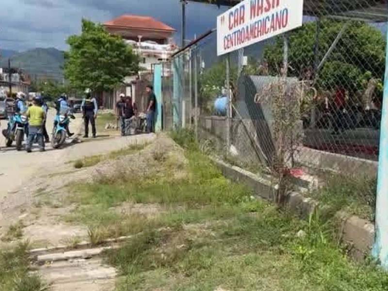 Agentes de la Policía Nacional llegaron al car wash en el barrio Montevideo, El Progreso, tras el ataque armado que dejó como víctima mortal a su propietario.