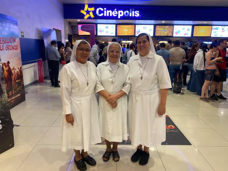 Sor Julia Sánchez, Sor Celina Vélez y Sor Cintia Castellanos, hijas de María Auxilidora, fueron invitadas a la función especial.