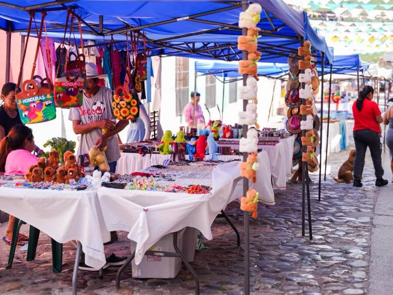Artesanos y artistas locales muestran sus creaciones inspiradas en la cultura maya durante las actividades conmemorativas en Copán Ruinas.
