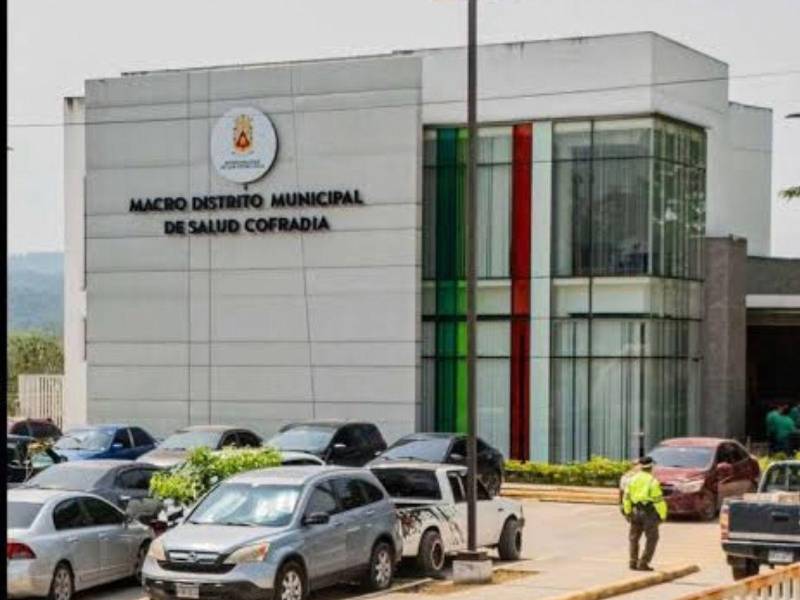 El macrodistrito de salud de Cofradía fue inaugurado por el alcalde Roberto Contreras pero aún no lo han terminado de pagar.