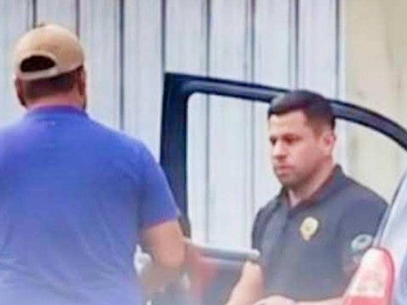 Imagen del video en la que se observa al presunto atacante mientras discute con los hermanos Cuestas antes del ataque.
