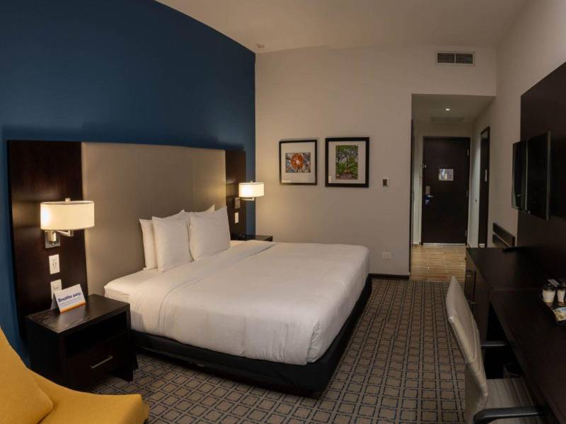 Habitaciones renovadas con enfoque corporativo y servicios diseñados para la comodidad del huésped.