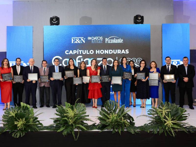 Representantes de las diferentes empresas que fueron reconocidas en el evento, entre ellas Ana Clemencia Bueso.