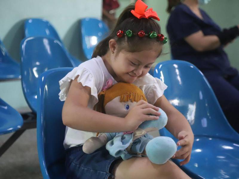 Sabdy juega con su muñeca en la sala de espera del centro de Teletón en San Pedro Sula.