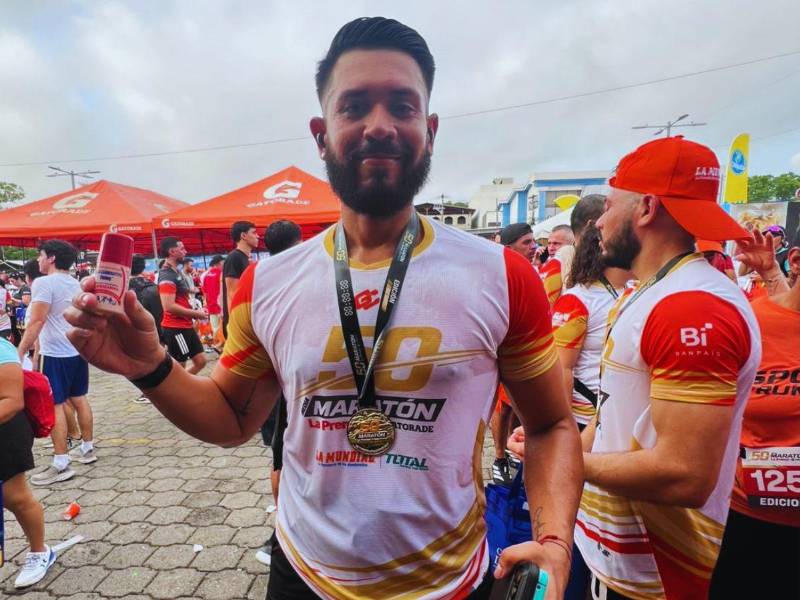 Laboratorios Finlay promueve acciones que contribuyen a una mejor calidad de vida, en la fotografía uno de los atletas de la Media Maratón recibe su Diclocarminativo.