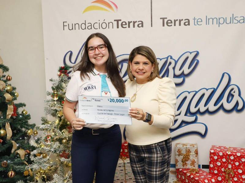 La representante de Mokra recibió 20,000 lempiras, entregados por Fundación Terra para ayudarle a cumplir con las exigencias de ser proveedores de grandes empresas.