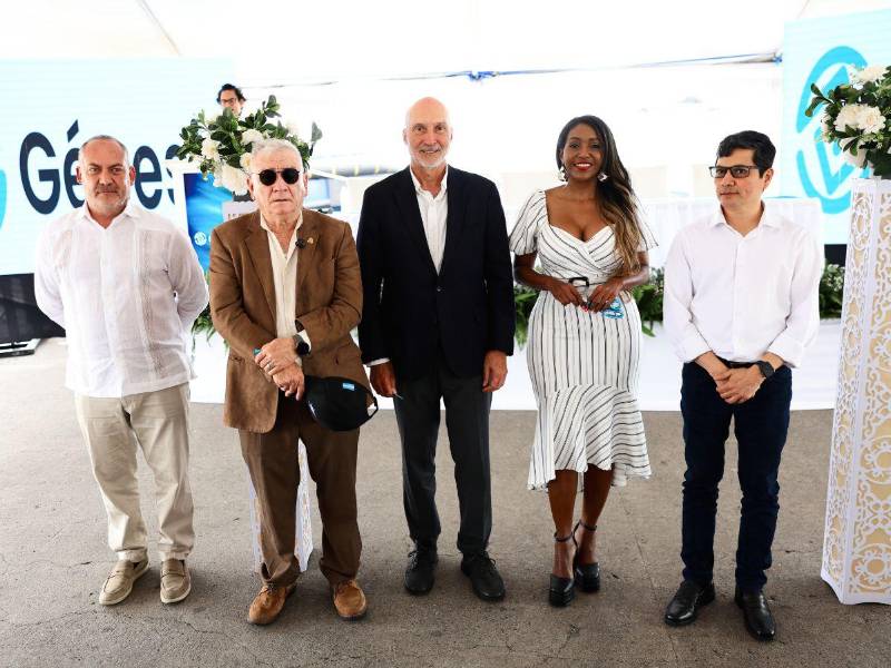 Kay Bodden de la Municipalidad de Puerto Cortés, junto a autoridades portuarias y ejecutivos de Génesis Energías celebrando el logro.