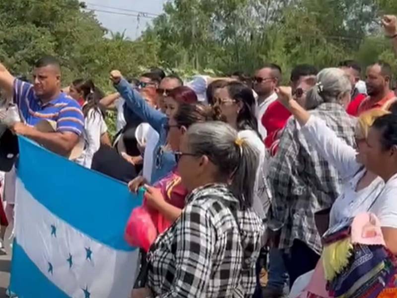 Docentes durante una protesta esta semana en exigencia de seguridad, mejores condiciones laborales y el cumplimiento del reajuste salarial aprobado por el Gobierno.