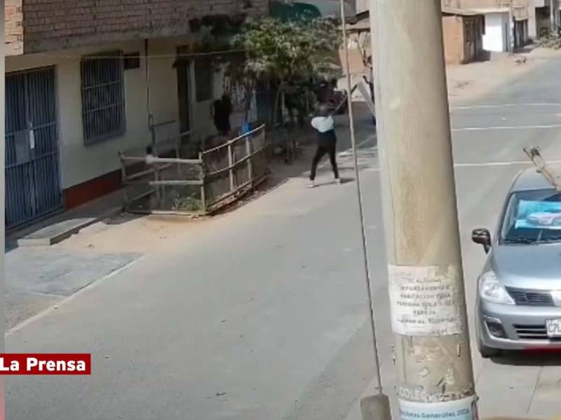 Cámaras de videovigilancia captan el momento del ataque armado contra Eder Santos cuando regresaba con su hija de la escuela en Lima, Perú.