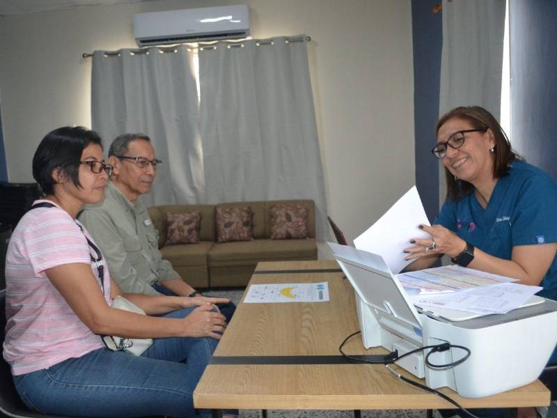 La ingeniera Ileana Zelaya, gerente general del Centro Audiológico Auris, atendió las consultas de los pacientes.