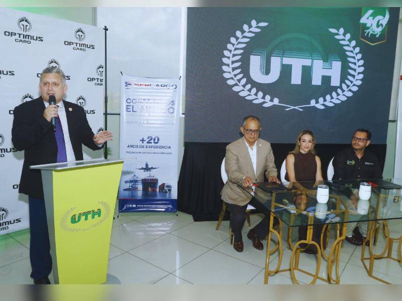 El secretario general de UTH Edgardo Enamorado, ofreció las palabras de bienvenida durante la ceremonia.