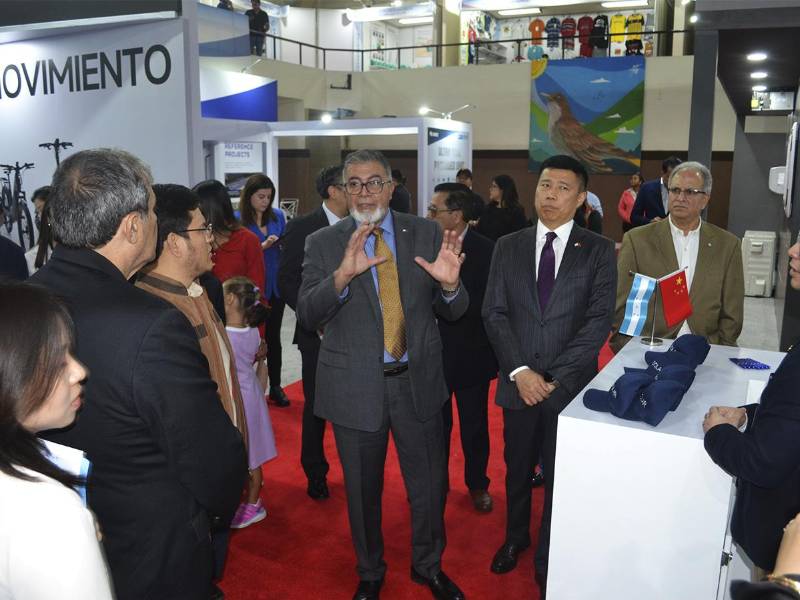 Fredis Cerrato, secretario de Desarrollo Económico, junto a el embajador de China en Honduras Yu Bo y otras autoridades hicieron un recorrido por la exposición comercial.
