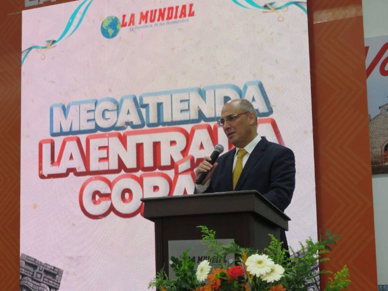 Kenny Yuja, presidente ejecutivo de La Mundial durante los actos de inauguración.