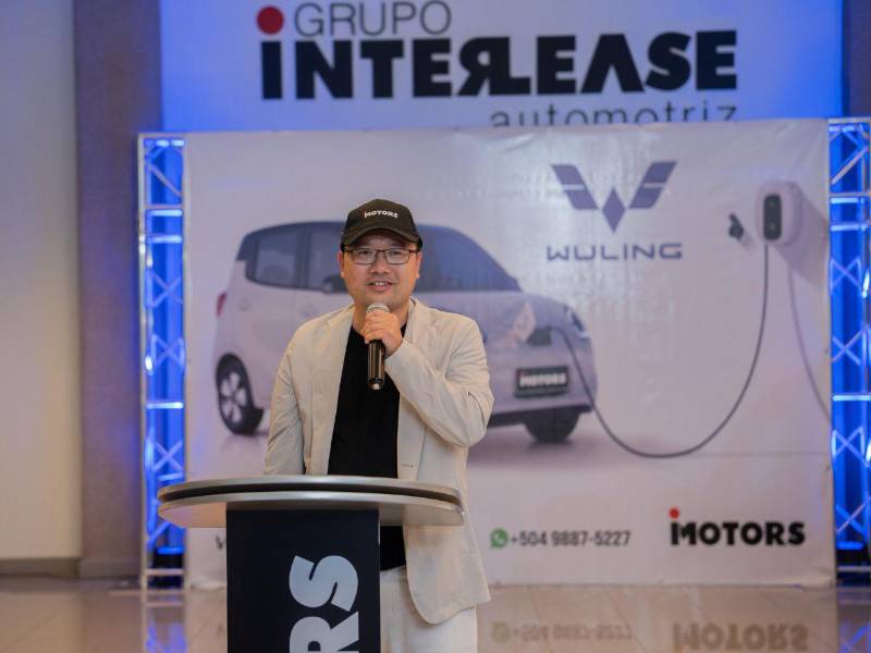 Mr. Kyle Yao, Director de Desarrollo de Negocios Internacionales de SAIC-GM-Wuling, compartió la visión global de la marca y las razones que llevaron a Wuling a elegir a iMotors como su socio comercial en Honduras, destacando su liderazgo en movilidad sostenible, innovación y compromiso con el desarrollo del mercado hondureño.