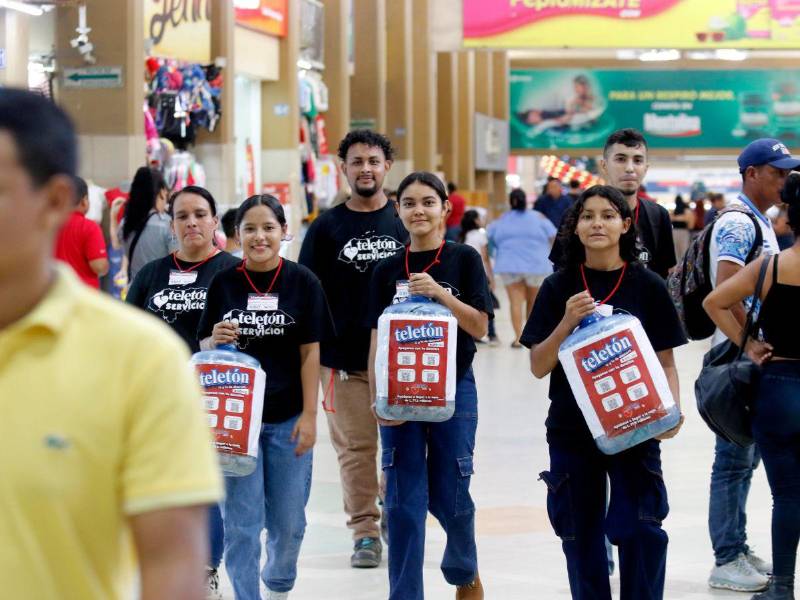 Voluntarios recorren la Gran Central Metropolitana de autobúses durante al Teleón 2025.