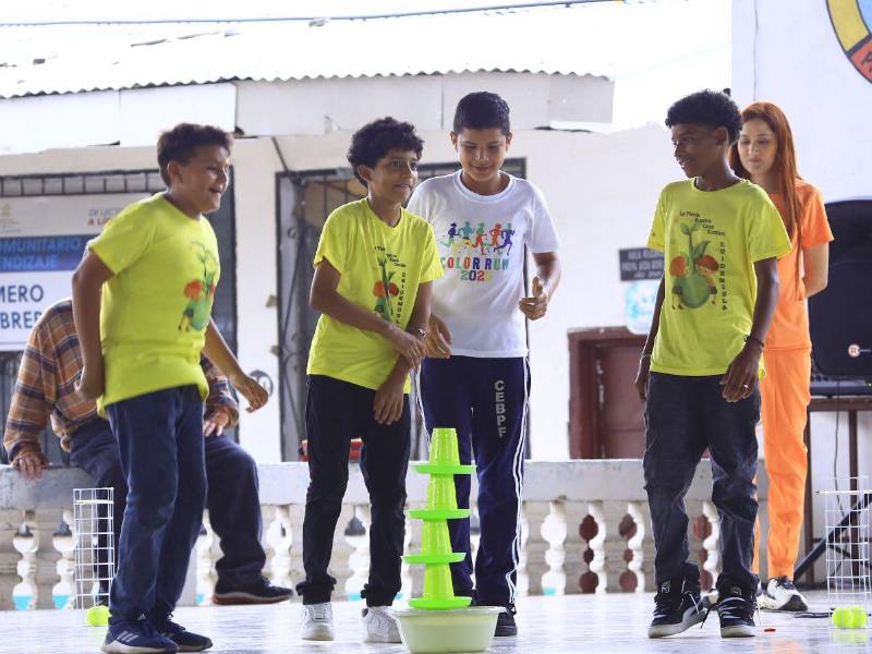 Este grupo de amigos participó en uno de los ejercicios de trabajo en equipo.