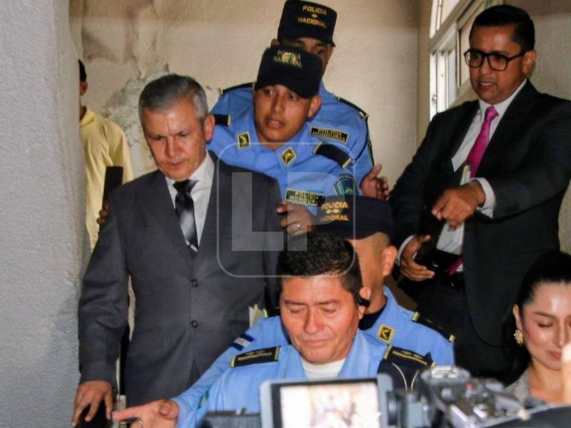 Roosevelt Hernández, exjefe del Estado Mayor Conjunto de las Fuerzas Armadas de Honduras, llegando a los Juzgados de Letras Penal en Tegucigalpa.