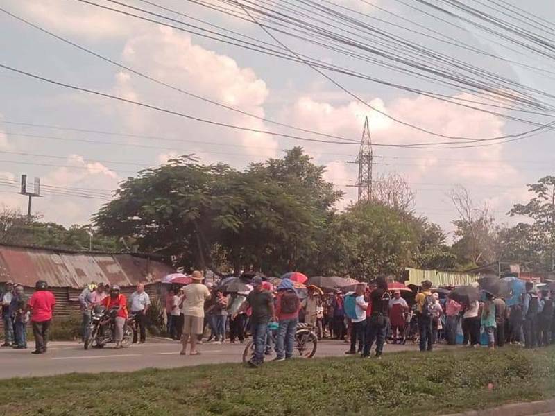 Socios y afectados de Koriun Inversiones participaron en una manifestación que recorrió las calles de Choloma hasta llegar al Parque Central, donde exigieron la recuperación de su dinero.