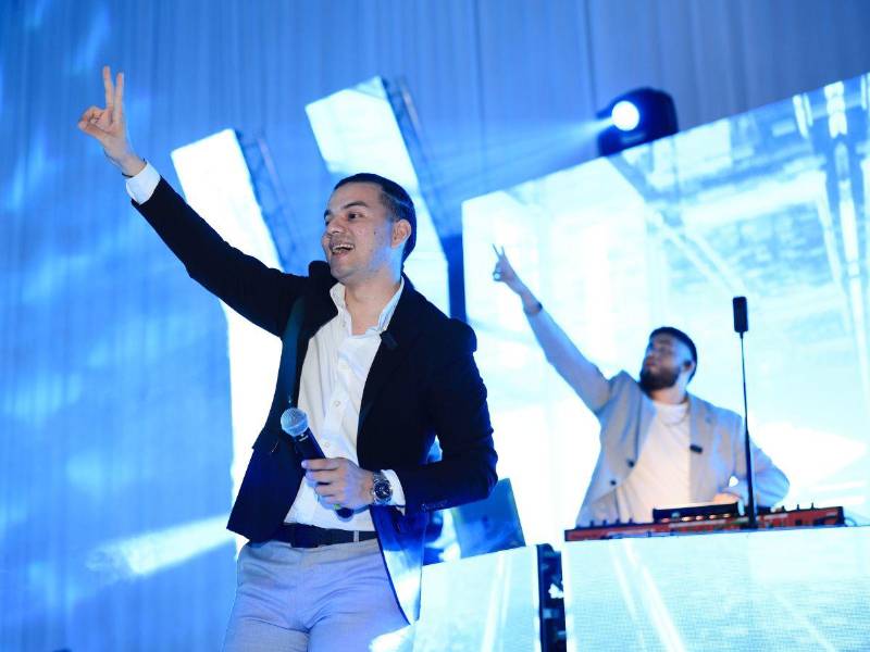 La animación estuvo a cargo de Luis Enrique y el ritmo musical por DJ Nando, creando una atmósfera festiva durante toda la velada.