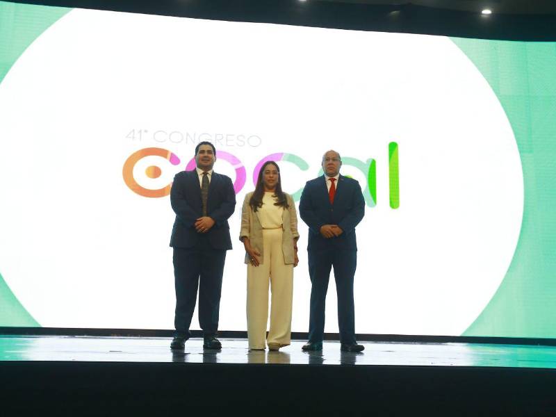 El presidente del Buró de Convenciones de San Pedro Sula, Guillermo Orellana, la viceministra de Turismo, Reizel Vilorio y el presidente de Cocal, Luis Ricardo Martínez, en la inauguración del congreso Cocal 2025.