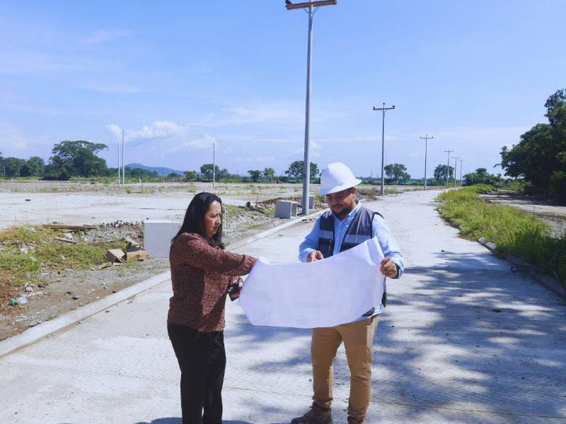 Equipo de Grupo Platino supervisa los avances del proyecto habitacional.