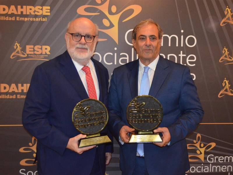 Robert Vinelli junto al presidente de la CCIC, Karim Qubain, quien recibió el reconocimiento por primer año para el gremio que representa.