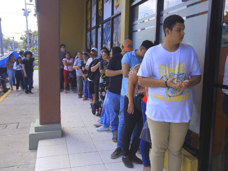 Personas se forman en fila frente a la oficina del RNP en la 105 Brigada.
