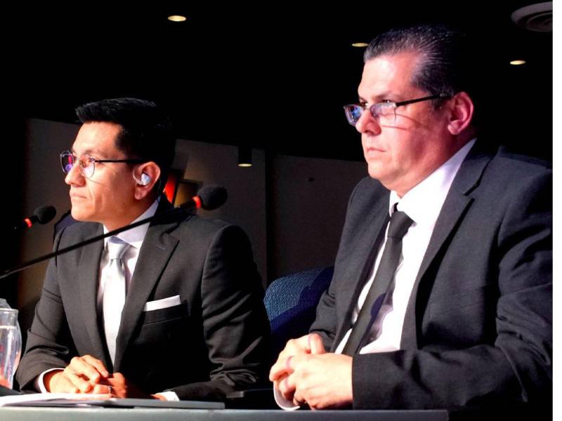 El periodista mexicano Otoniel Martínez Varela (izquierda) modera el diálogo destacando el formato uno a uno (1 a 1) implementado por USAP para un diálogo más cercano con el público.