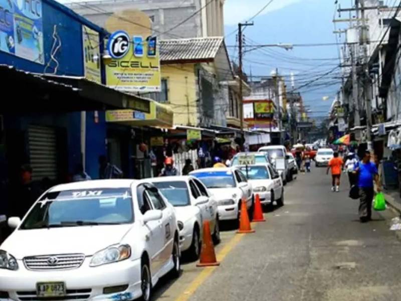 Conductores de taxi colectivo en San Pedro Sula solicitan un aumento en la tarifa ante el alza de los combustibles.