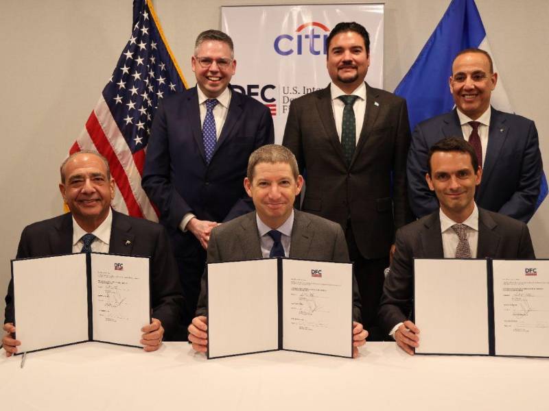 Momento en que los representantes de Ficohsa, DFC y Citi Honduras firmaron el acuerdo que beneficiará a las pequeñas y medianas empresas en Honduras.