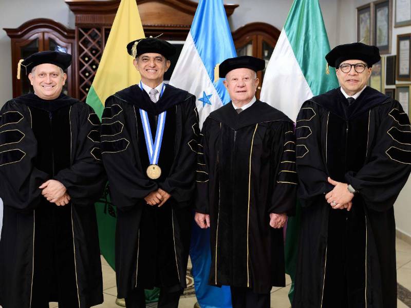 Autoridades universitarias presidieron la ceremonia de graduación en el Campus Central de la UTH.
