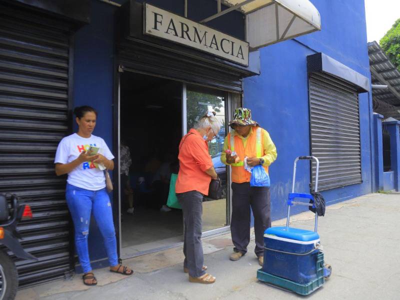 Pacientes acuden a reclamar medicamentos en la farmacia del IHSS.