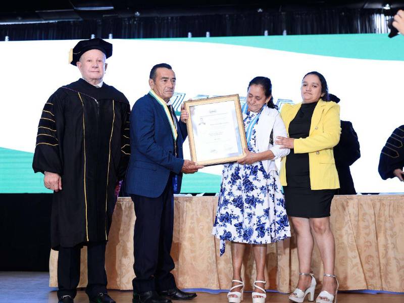 El presidente de la UTH, Lic. Roger D. Valladares, entregó como homenaje póstumo un reconocimiento a la familia del Máter Kevin Pérez (QDDG).